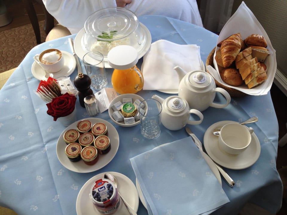Tolles Frühstück auf dem Zimmer Hotel Badrutt's Palace