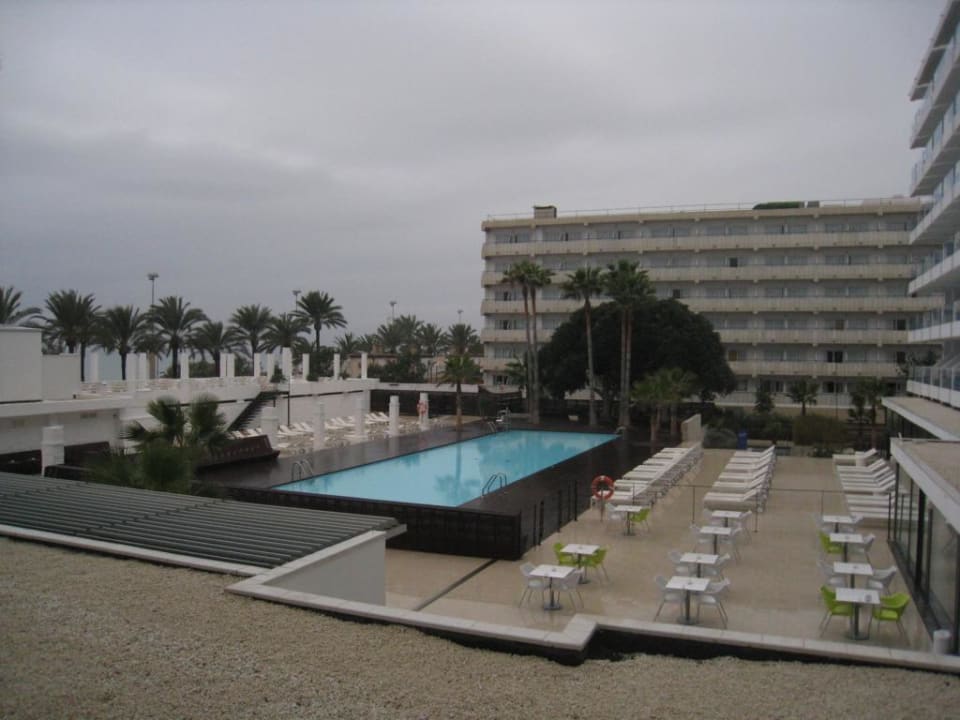 Blick auf den Pool Iberostar Waves Bahia de Palma