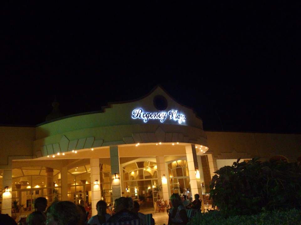 Regency Plaza nocą Regency Plaza Aqua Park & Spa
