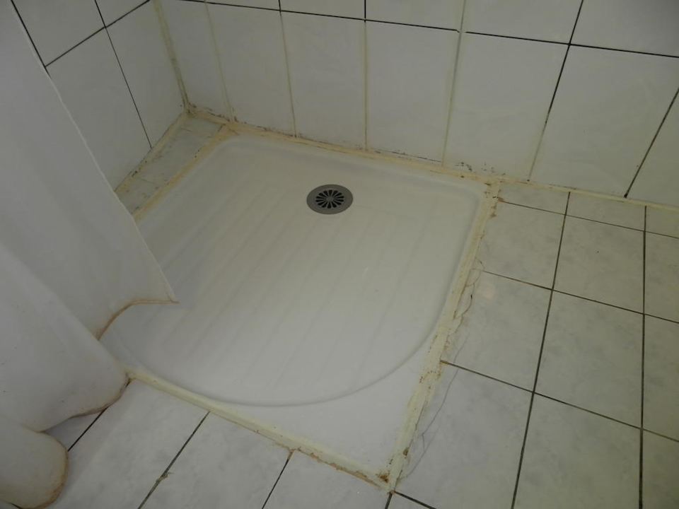 État du bac de douche Hotel Le Sully