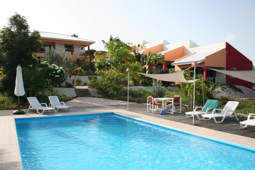 Blick auf die Ferienwohnungen (rechts) Don Genaro Apartments