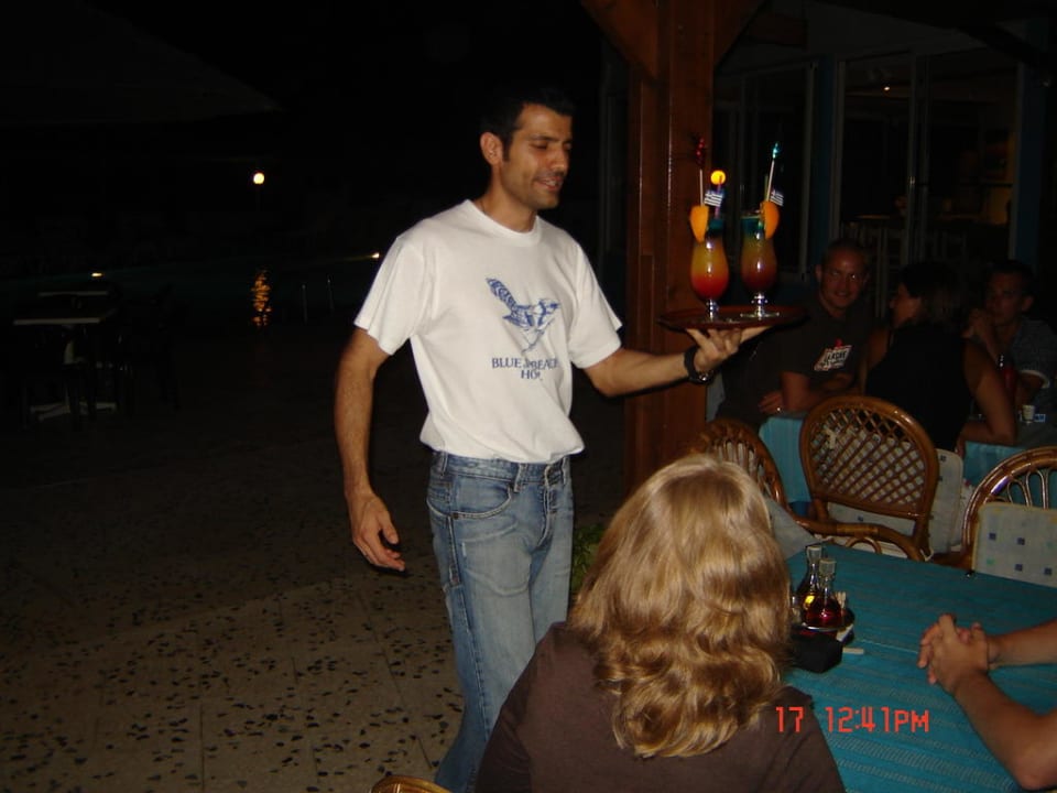Sammy delivering some cocktails Hotel Blue Jay Beach