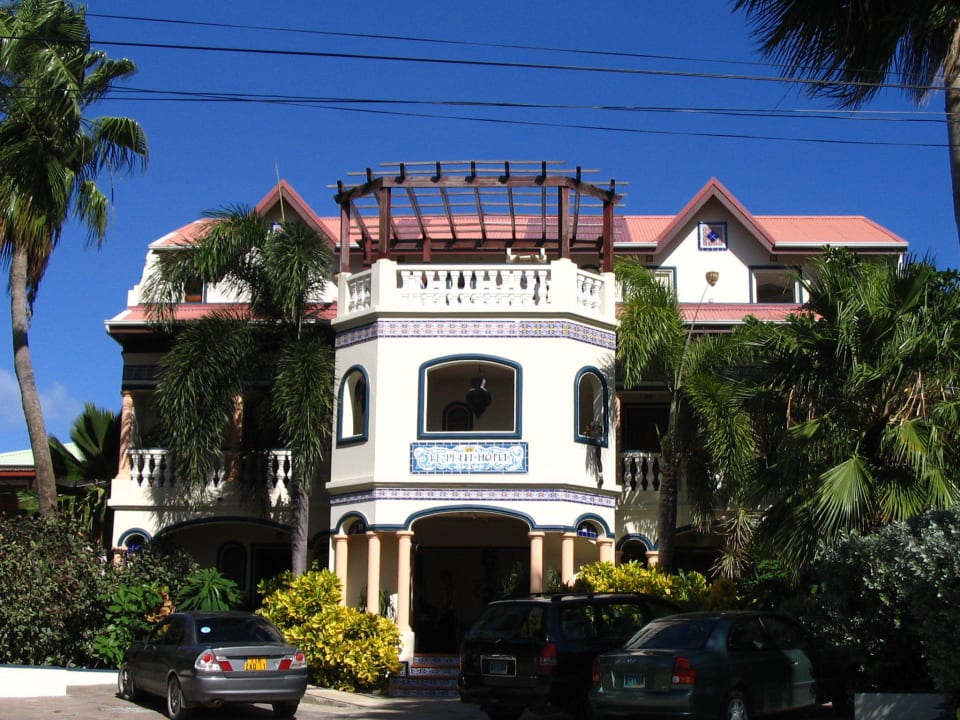 Blick von der Einfahrt auf das Hotel Le Petit Hotel