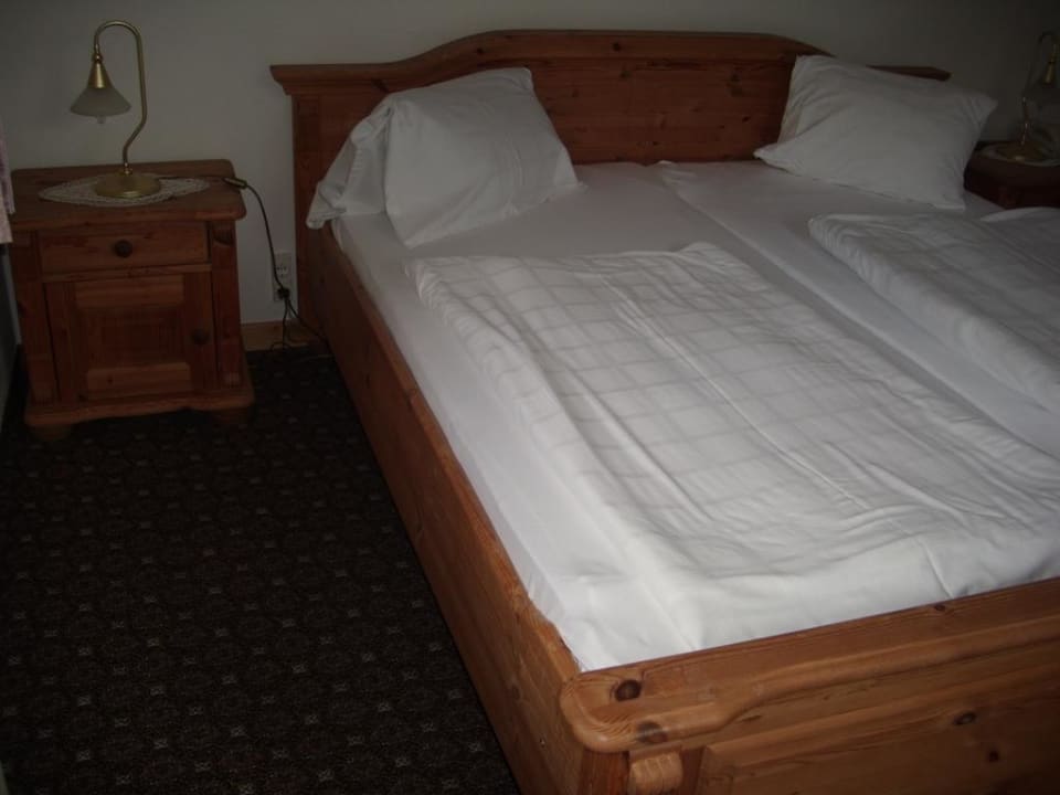 Bett, Matratzen nicht durchgelegen. Guesthouse Dalnig