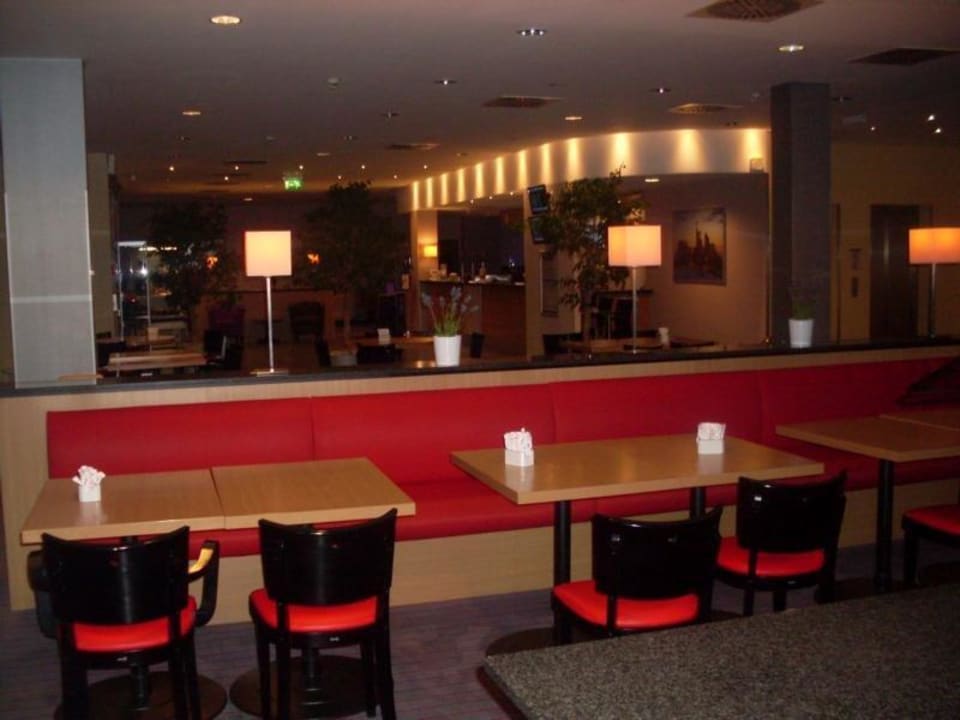 Großer Frühstücksraum um 5.00  Holiday Inn Express Frankfurt - Airport