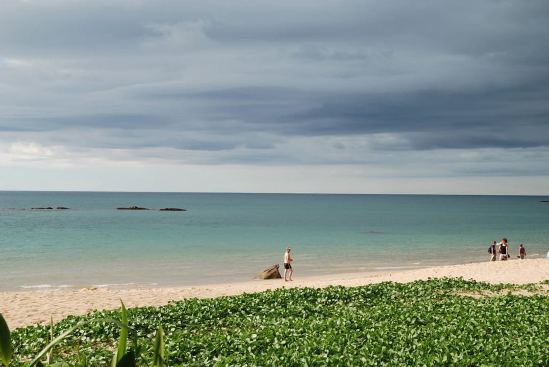 Blick vom Pool zum Strand und Meer Khao Lak Bayfront Resort
