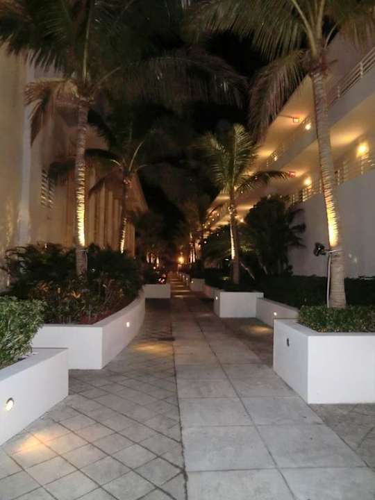 Gang zum Pool mit Loungemöbeln Royal Palm South Beach Miami, a Tribute Portfolio Resort