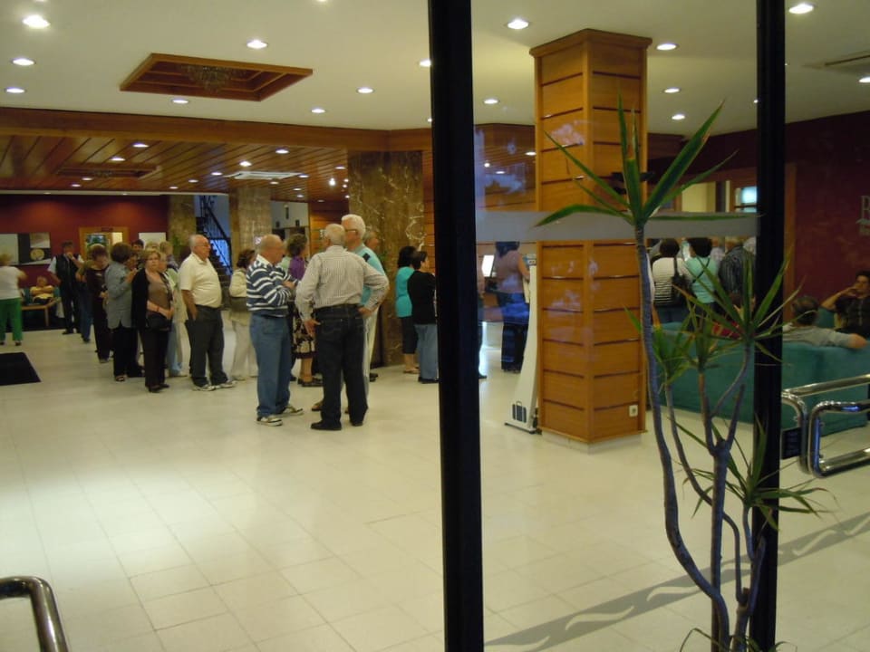 Die Warteschlange vorm Speisesaal BG Hotel Caballero