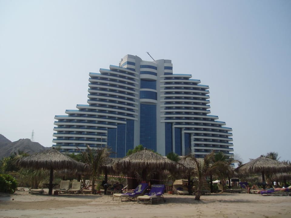 Hotelanblick vom Strand aus Hotel Le Meridien Al Aqah Beach Resort