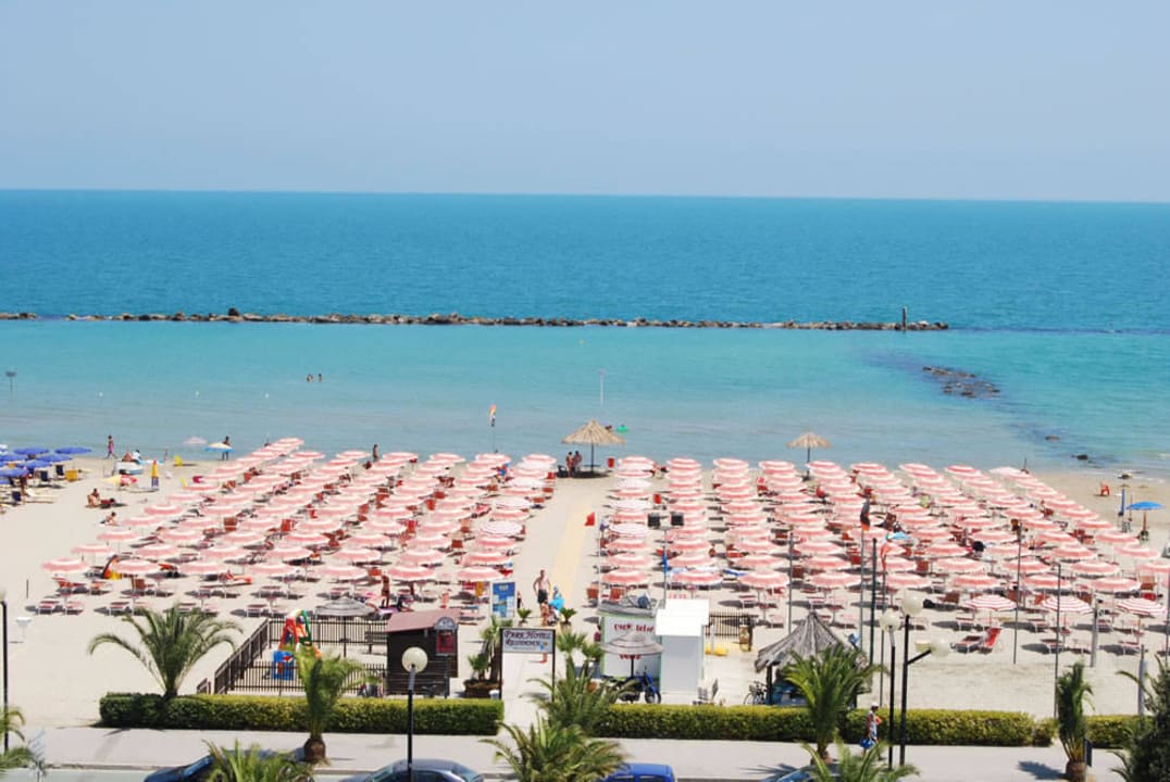 Overview of the private beach Hotel Villa Luigi