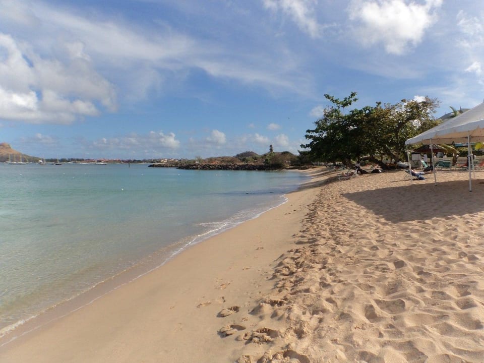 Hotel Strand rechts - am Mittag Bay Gardens Beach Resort