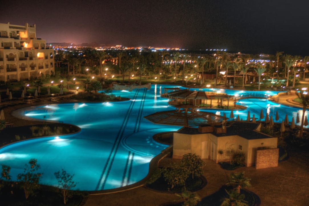 Pool am Abend Steigenberger ALDAU Beach Hotel