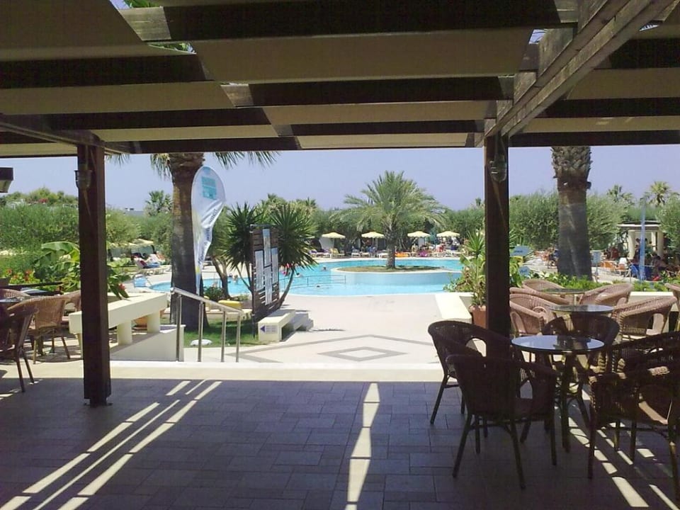 Blick aus der Lobby auf Hauptpool TUI KIDS CLUB Alex Beach