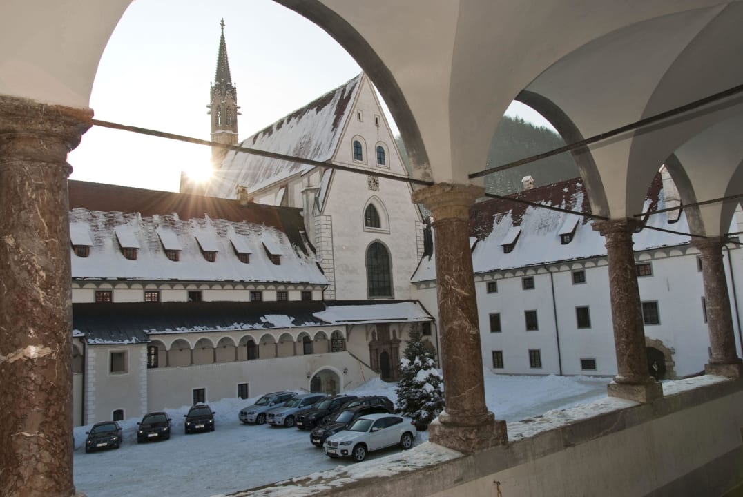 Hofansicht Winter Kartause Schlosshotel Kartause Gaming