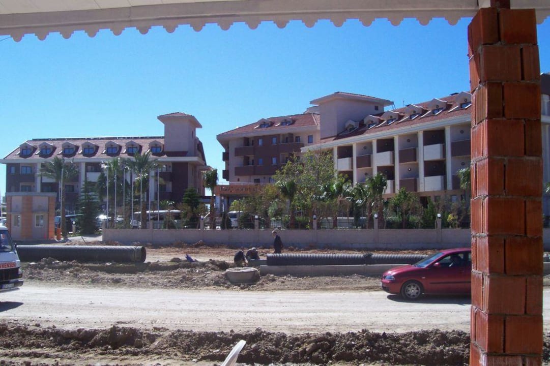 Baustelle vor dem Hotel Hane Family Resort