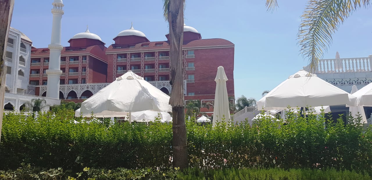 Von der Snackbar zum Haupthaus Royal Taj Mahal Hotel