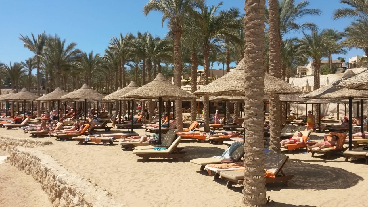Badehandtücher gibts am Strand  The Grand Hotel Sharm El Sheikh