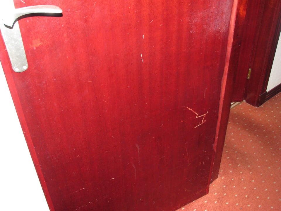 Zimmer 611 - Kratzer an der Zimmertür  Hotel Atlantic El Tope