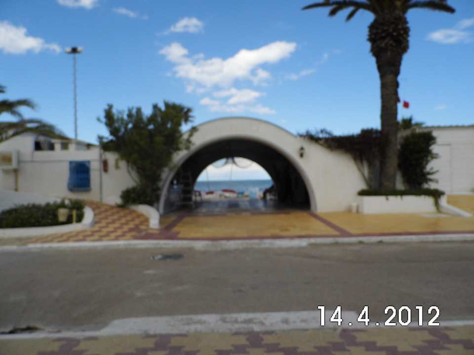 Durchgang an der Strandbar vorbei zum Strand El Mouradi Club Kantaoui