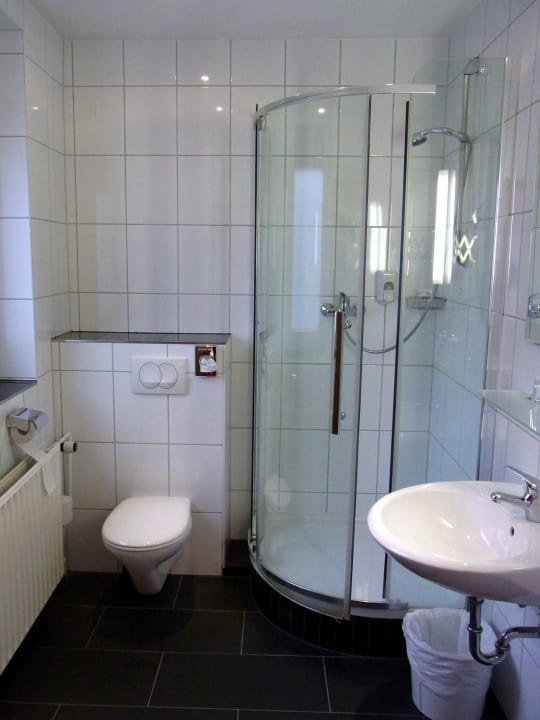 Modernes Bad mit Fenster Hotel Fürstenhof