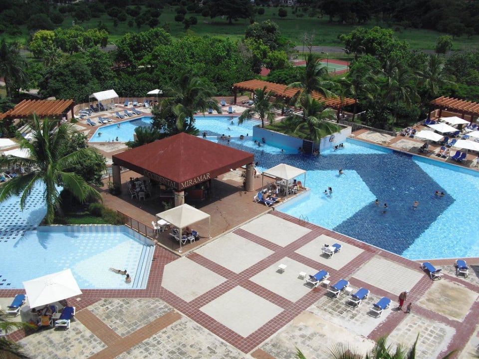 Blick von der 4. Etage auf Poollandschaft Memories Miramar Havana