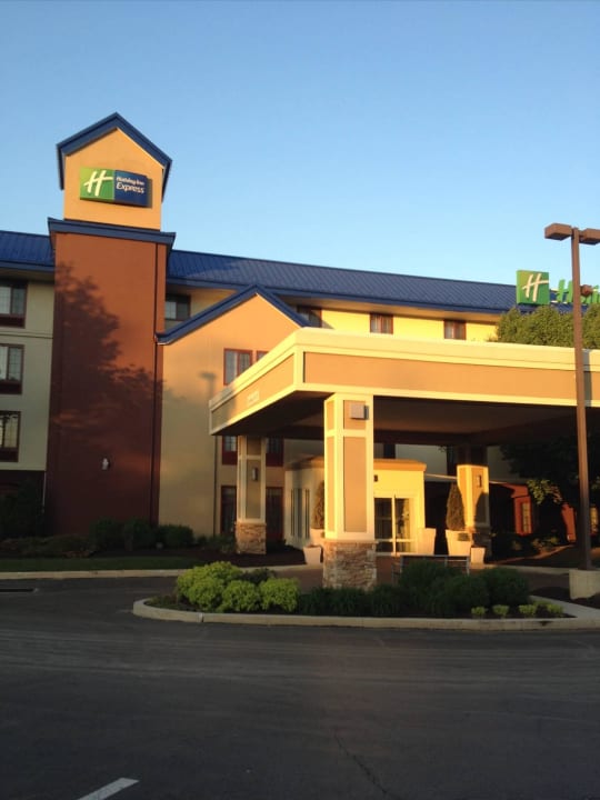 Entrance to hotel Hotel Holiday Inn Express Malvern