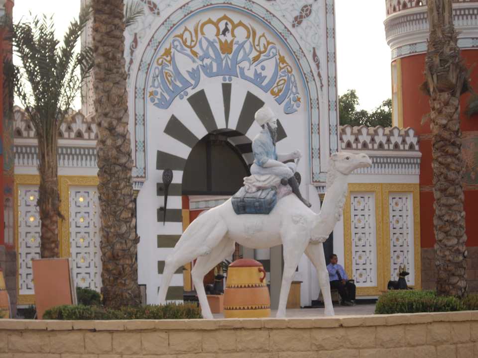 Vor dem Hoteleingang Pickalbatros Alf Leila Wa Leila Resort - Neverland Hurghada