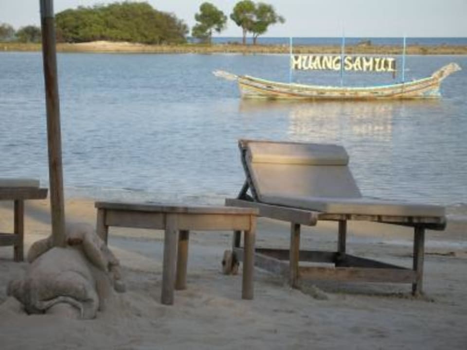 Strand mit Strandliege am Hotel Muang Samui Spa Resort