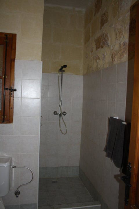 2. Badezimmer EG Hotel Razzett Ghasri