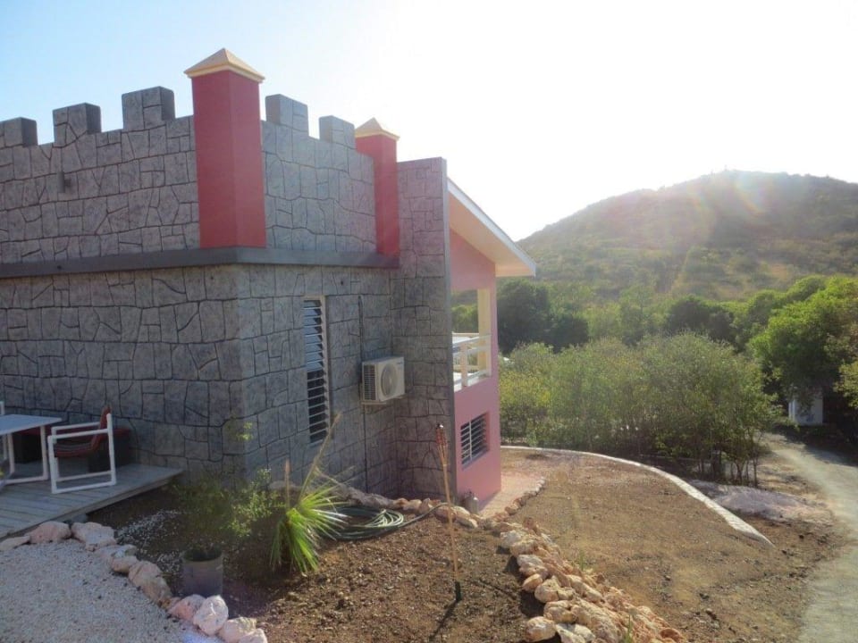 "Parzifal" von der Straße aus Don Genaro Apartments