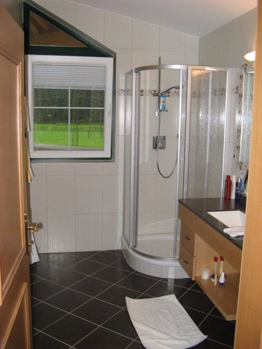 Das geräumige Bad unseres Zimmers Ferienhof Oblasser