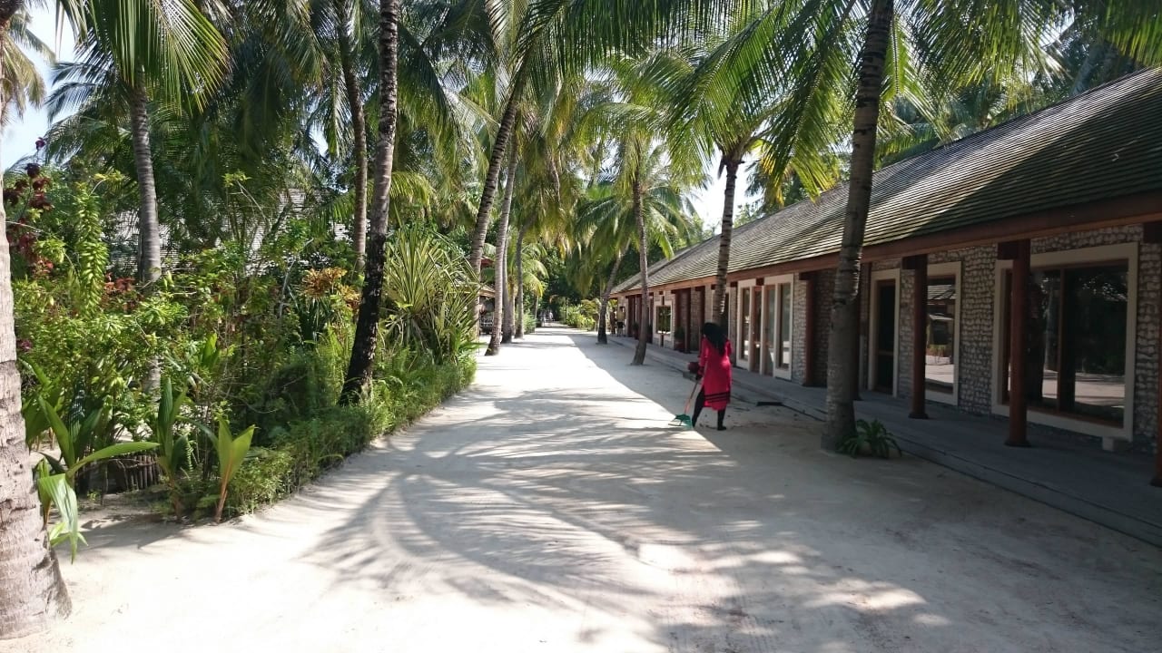 Wege durch die Insel. Hier neben der Rezeption. Kuredu Island Resort & Spa