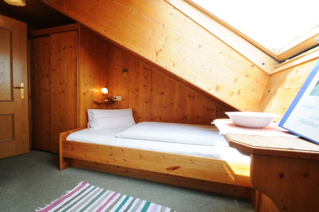 Mansardenzimmer mit großem Dachfenster Pension Riedlhof