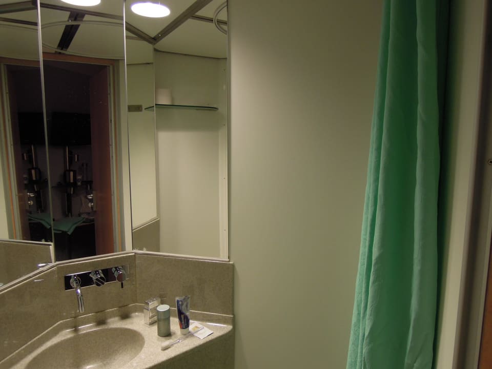 Miniaturowa łazienka wydzielona w narożniku pokoju Hotel Cabinn Metro