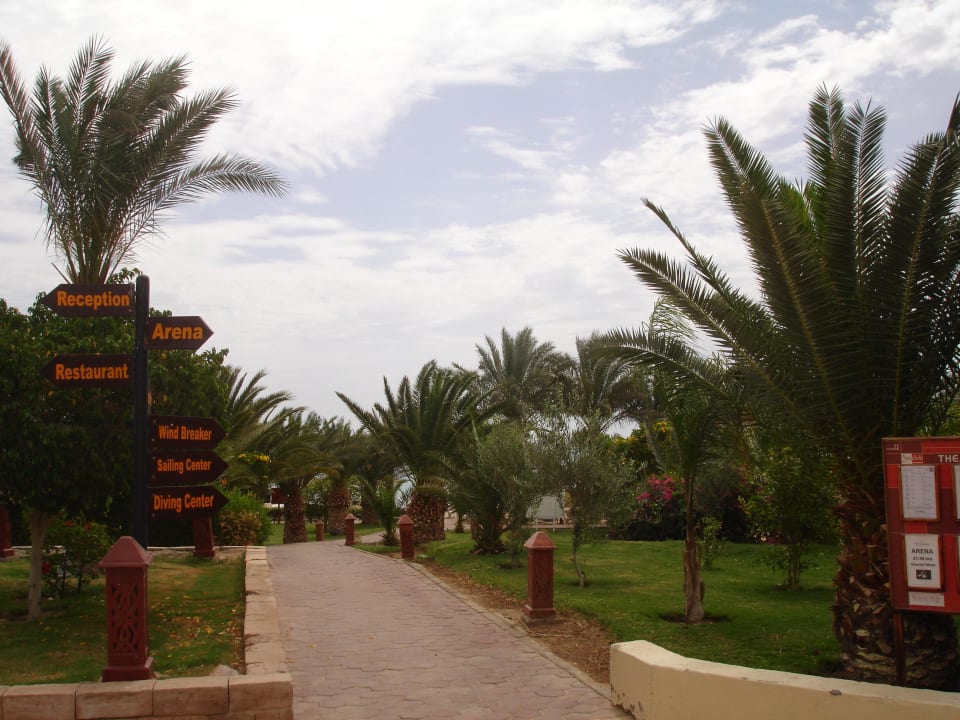 Wegkreuzung in der Anlage Fort Arabesque Resort, Spa & Villas