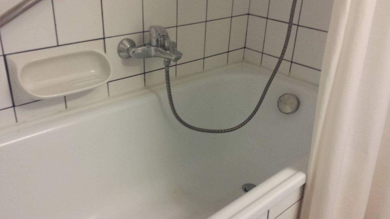 Vergilbte Badewanne, schlechte Silikonkanten Hotel Schwarzer Adler