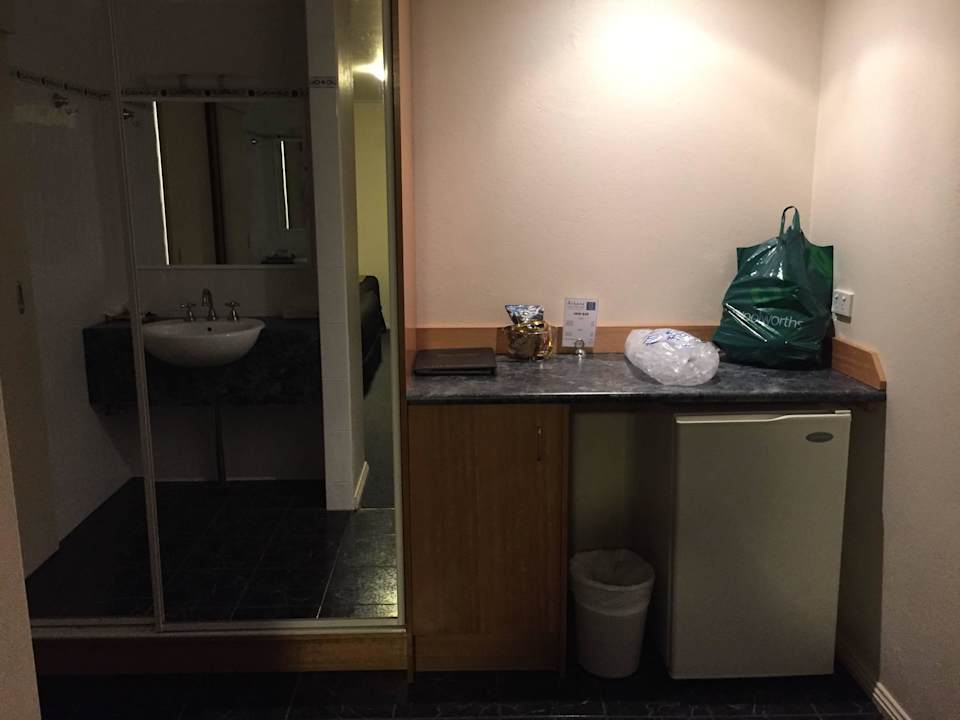 Schrank und Minibar Apartments Arkana Motor Inn & Terrace