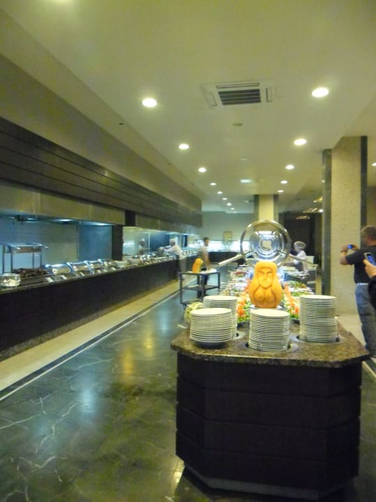 Blick auf das riesige Büffet Club Melas Privé