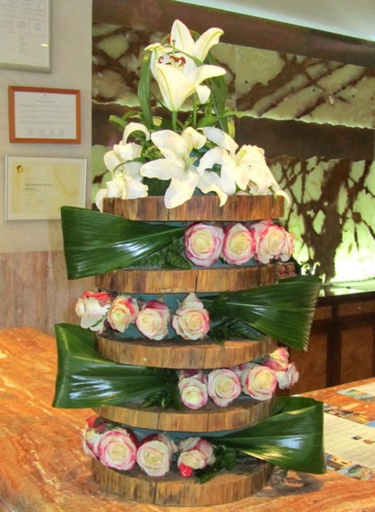 Blumendeko an der Rezeption Hotel Serrano Palace