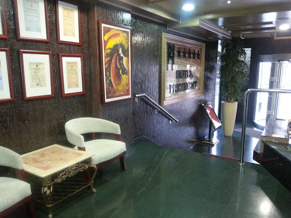 Lobby und Eingang Prezident Hotel