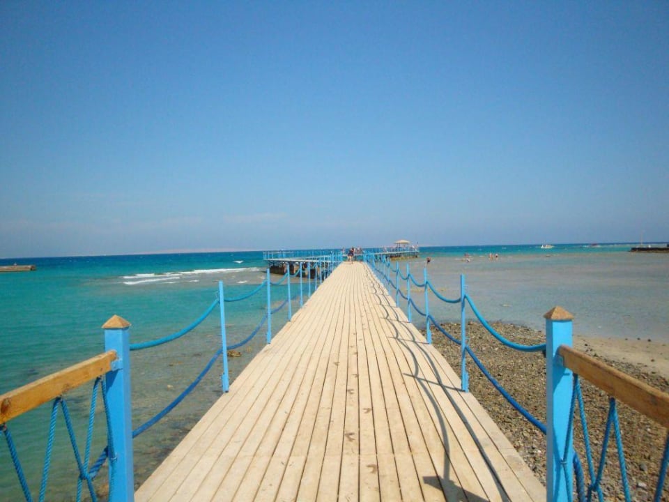 Steg zum Hausriff Mirage Bay Resort & Aqua Park