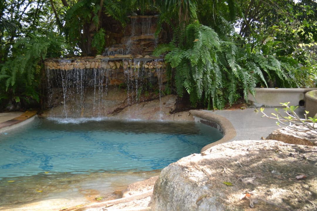Oberer Pool mit Wasserfall The Fair House Beach Resort