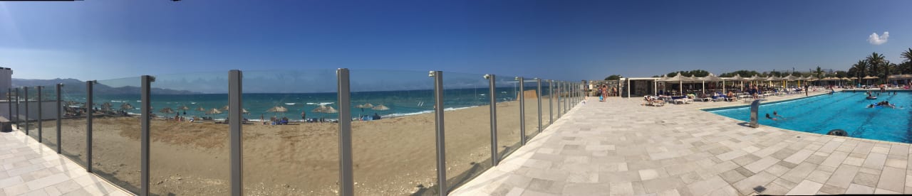 Panoramaaufnahme am Pool mit Poolbar Civitel Creta Beach