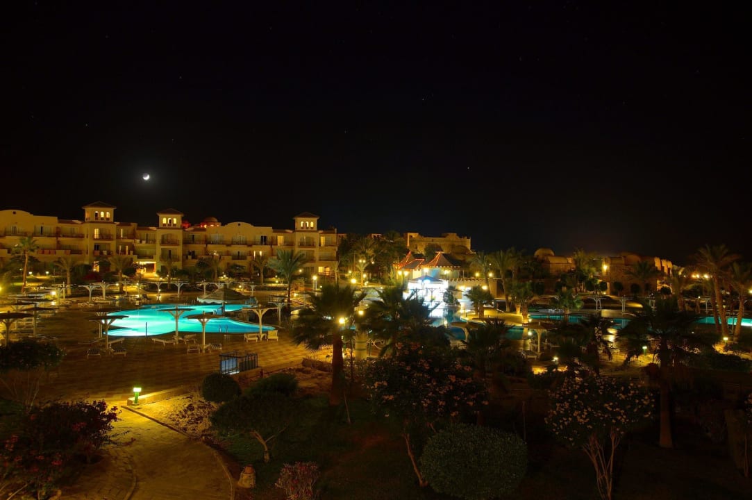 Die Anlage bei Nacht Pensée Royal Garden Beach Resort