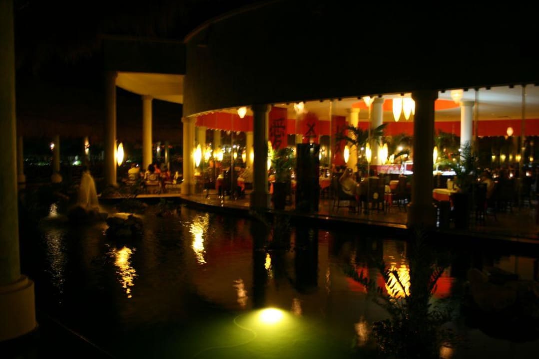 Aussenansicht vom Japaner-Restaurant am Abend Grand Palladium Kantenah Resort & Spa