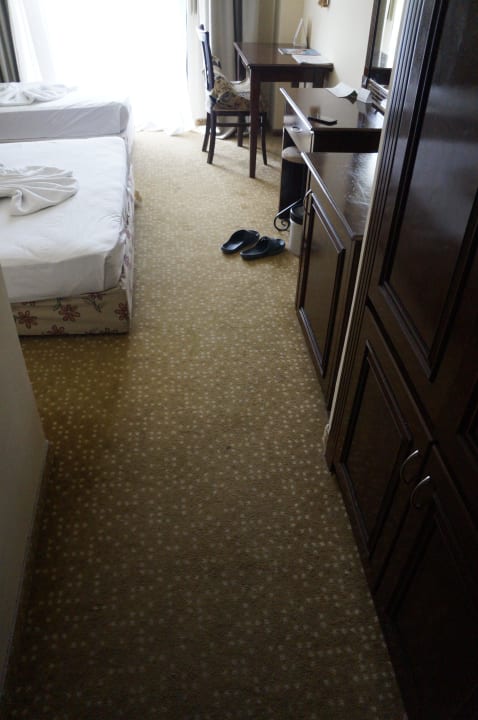 Teppichboden wirkt sehr alt und abgenutzt Armas Gül Beach