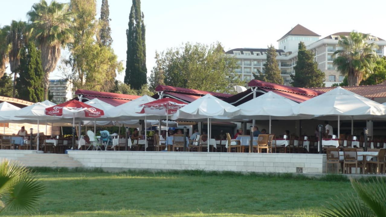 Blick vom Strand zum Restaurant Hotel Sirma