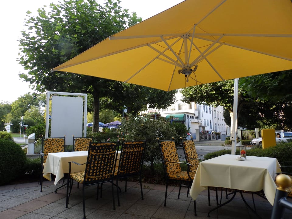 Terrasse vor dem Hotel Steigenberger Hotel Bad Homburg