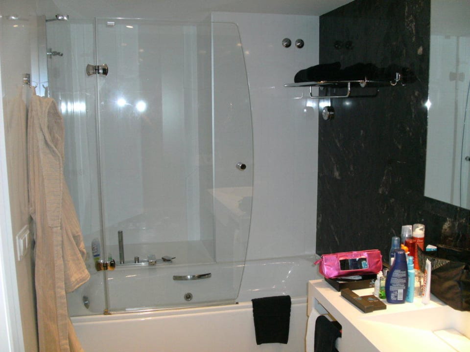Dusche 2 im Bad INNSiDE by Meliá Alicante Porta Maris
