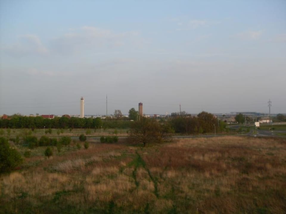 Blick zum Flughafen Schönefeld Holiday Inn Berlin Airport - Conference Centre